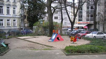 Der etwas zugewachsene Spielplatz in der Nord-Ost-Ecke des Kirchengrundstcks.