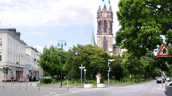 Der Johannesplatz mit davor liegendem Verkehrsprovi- sorium, wie er sich bis zum Frhjahr 2008 darstellte - Zugewachsen und als Platz kaum wahrnehmbar.